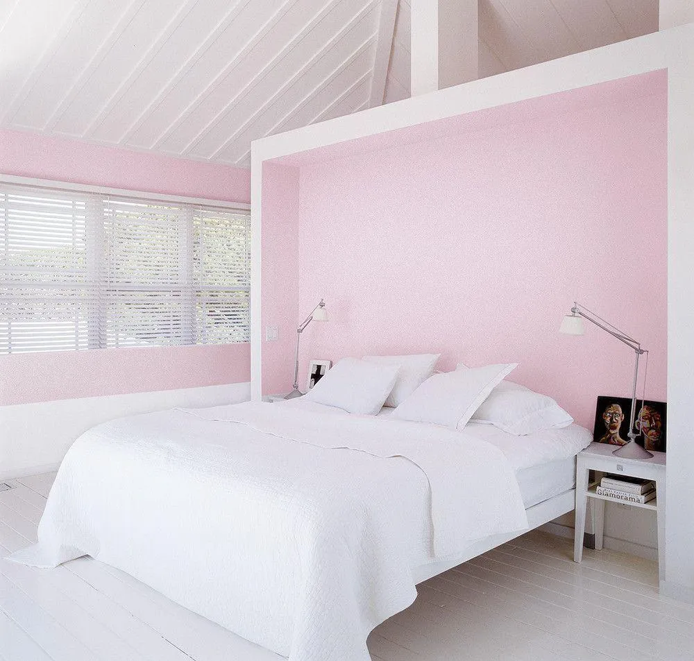 Нежно-розовый цвет в спальне хорошо гармонирует с белым