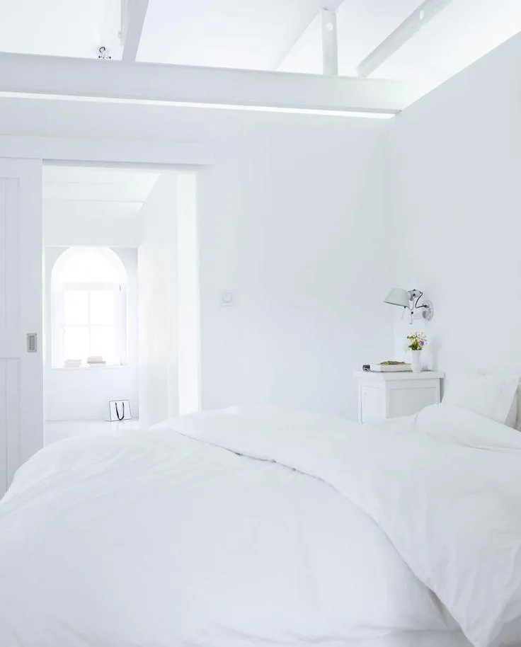 Чисто белая спальня выглядит "стерильно"