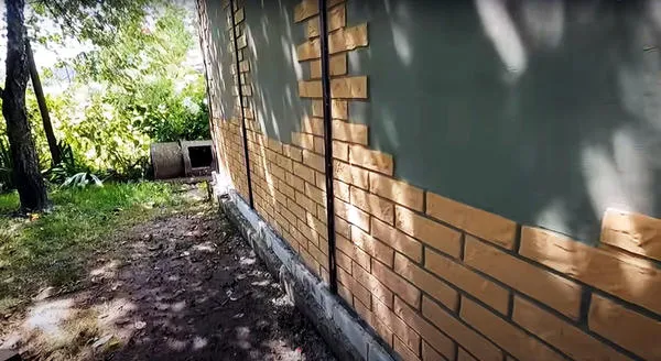 Стена по новой технологии выглядит очень симпатично. Фото с канала: Песни Яши Косяка