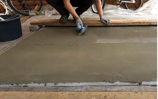 Утапливаем сетку и разравниваем слой раствора над сеткой. Фото с канала: Песни Яши Косяка