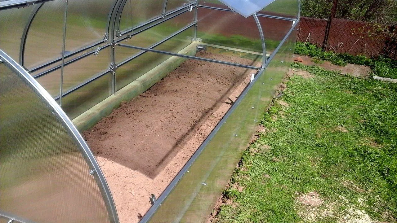 Такой парник можно создать самостоятельно, сэкономив на готовой конструкции