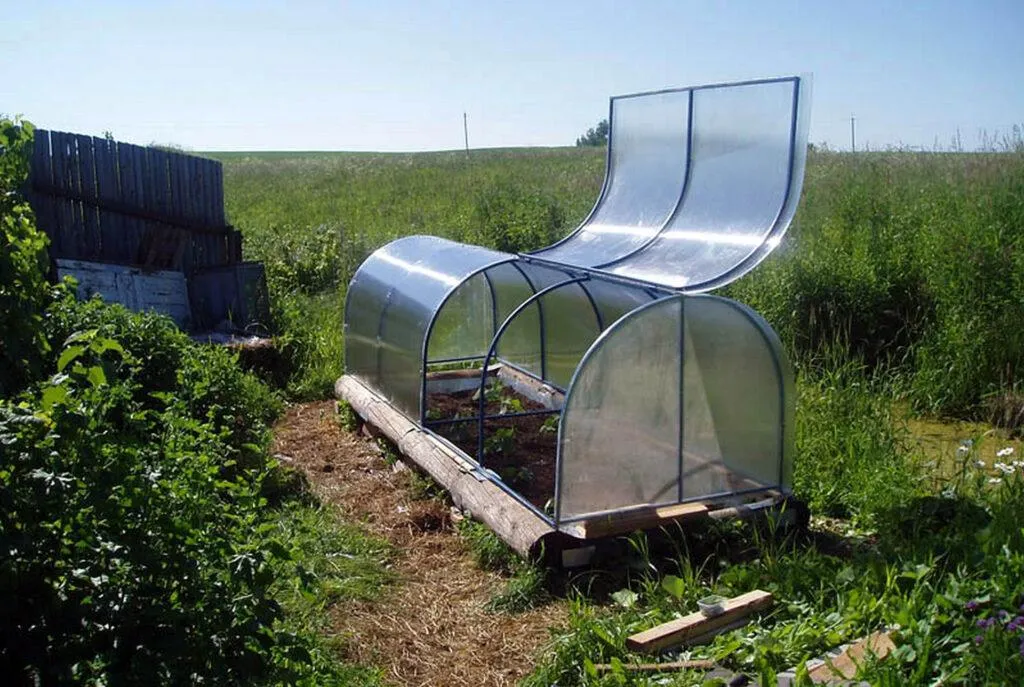 Не стоит располагать конструкцию вблизи строений, заборов, высоких деревьев и на склоне, так как тень от них будет снижать температуру в самой теплице