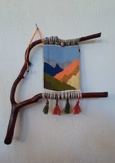 Kilim dokuma teknigi ile sandal agacina dokunmus duvar susu Art Yarn Weaving, Weaving Wall Hanging, Macrame Wall Hanging Patterns, Yarn Art