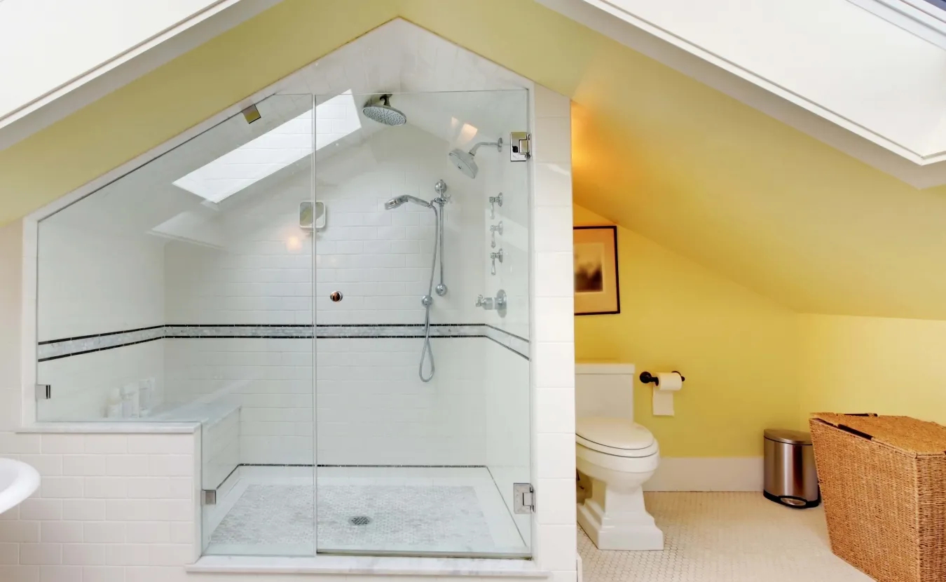 картинка ванная комната в мансарде