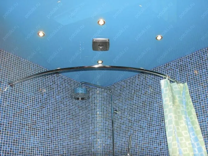 Натяжной глянцевый потолок в ванной комнате