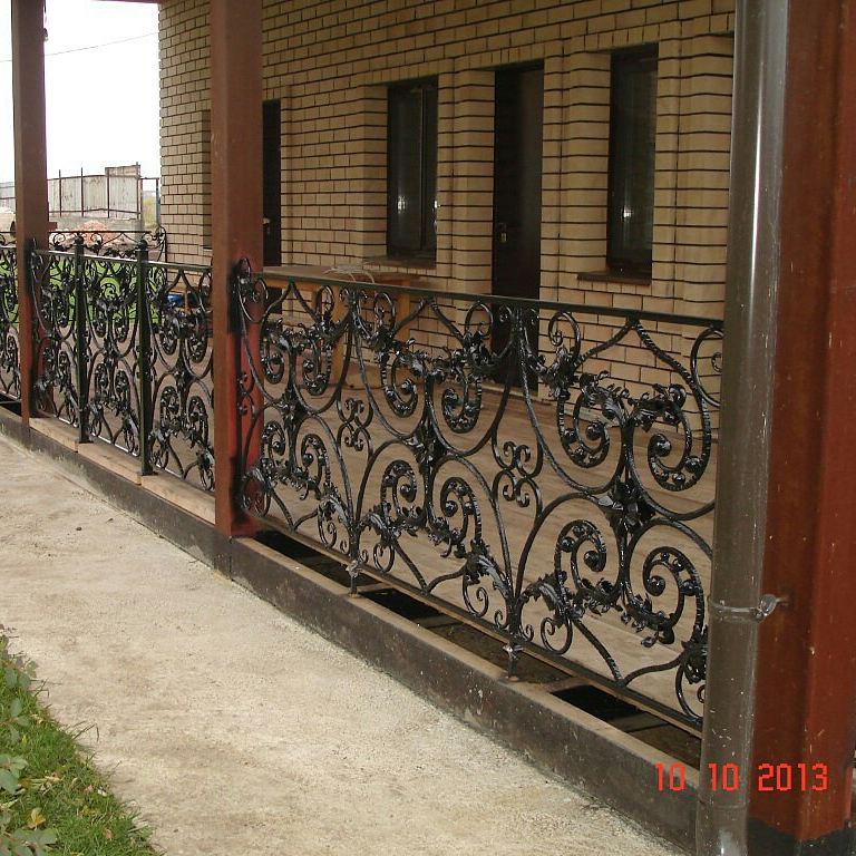 Кованая ограда для уличной террасы из