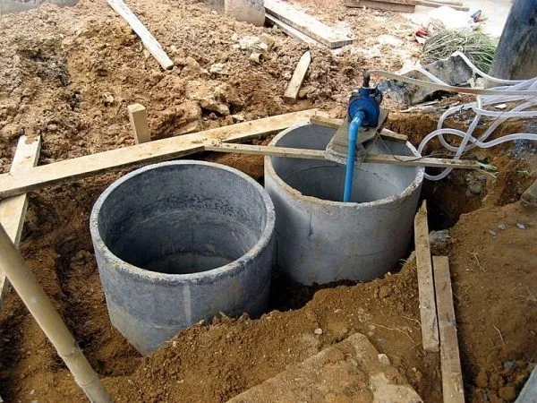 Для получения компоста можно применять готовые бетонные кольца