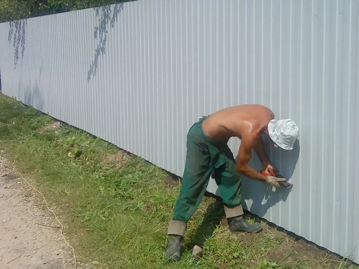 Ставить нужно так, чтобы не было за что ухватиться. /Фото: tozzy.ru.