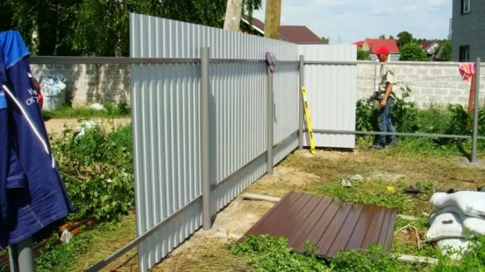 Забор нужно ставить правильно. /Фото: vosaduly.ru.