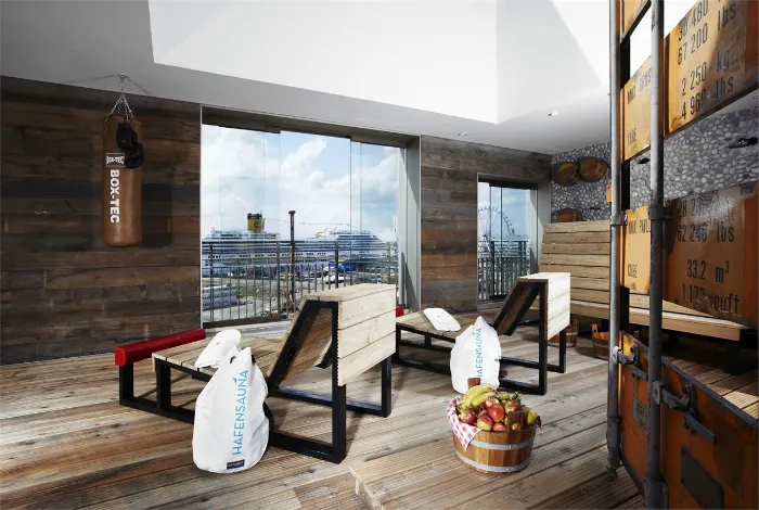 На крыше отеля находится «Hafen Sauna», с множеством шезлонгов и потрясающим панорамным видом на гавань.