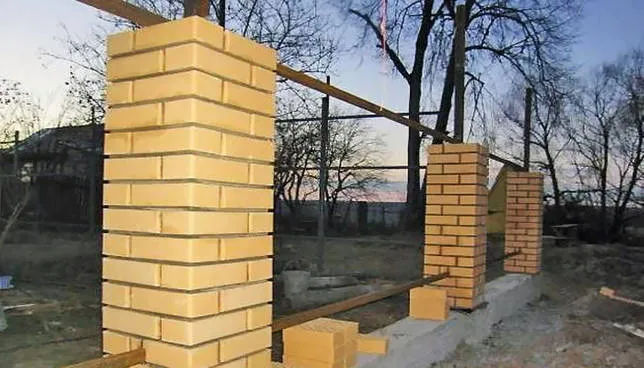 Кирпичные столбы - забор