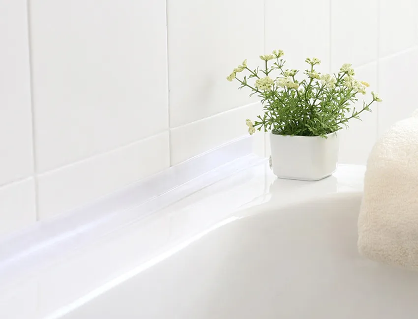 При выборе бордюра важно учитывать цвет и материал отделки стены и примыкающей к ней ванны