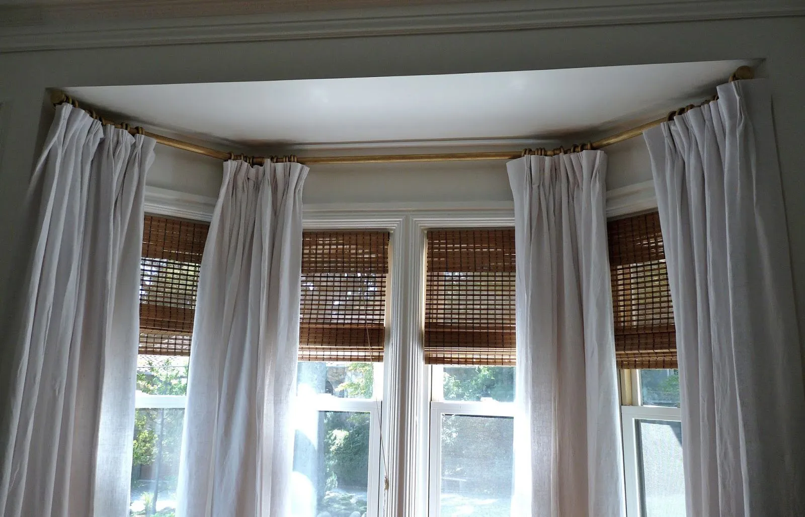 Пример комбинированных штор из ткани и римских штор.