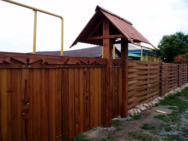 Шахматный забор с деревянными воротами