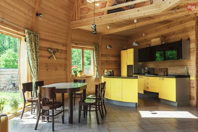 Желтая кухня в сочетании с кофейным цветом
