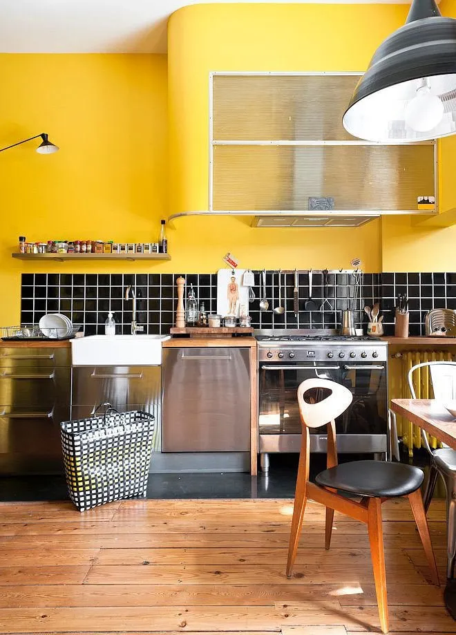 Желтая кухня в сочетании с черным