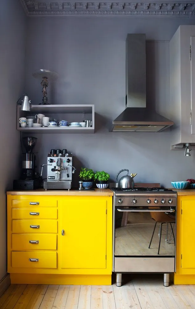 Желтая кухня всочетании с серым