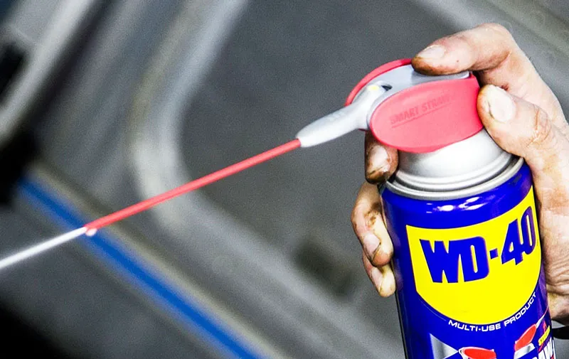 WD-40 очень популярен в автомастерских или при гаражном ремонте