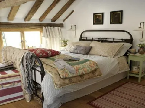 Интерьер спальни в стиле кантри с беленым потолком