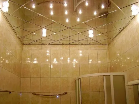 Подвесная зеркальная конструкция в ванной