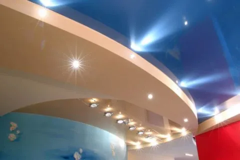 Многоуровневая потолочная конструкция с точечной подсветкой