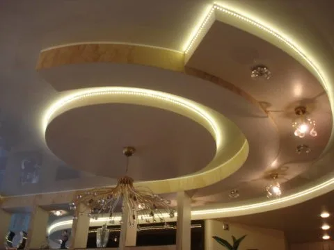 Комбинирование различных источников света позволяет создать неповторимую композицию на потолке