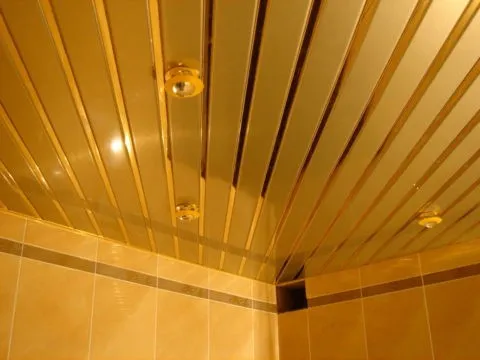 Металлические рейки  с зеркальными вставками, в небольшой ванной зрительно увеличат пространство