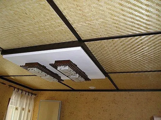 Бамбуковые панели на потолке