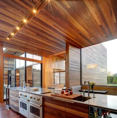 Натуральная древесина на потолке современной кухни