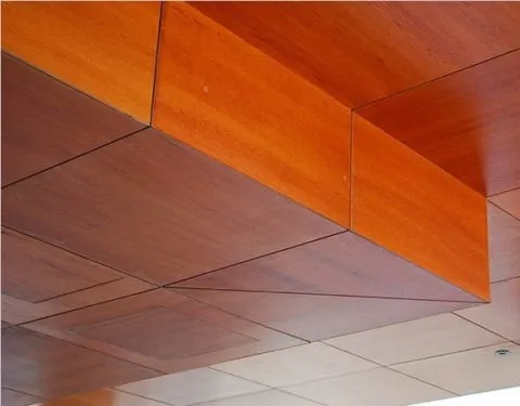 Панели МДФ на потолке образуют стильное лаконичное покрытие