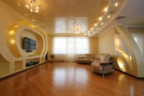 Комбинированный потолок из гипсокартона и натяжного полотна в гостиной