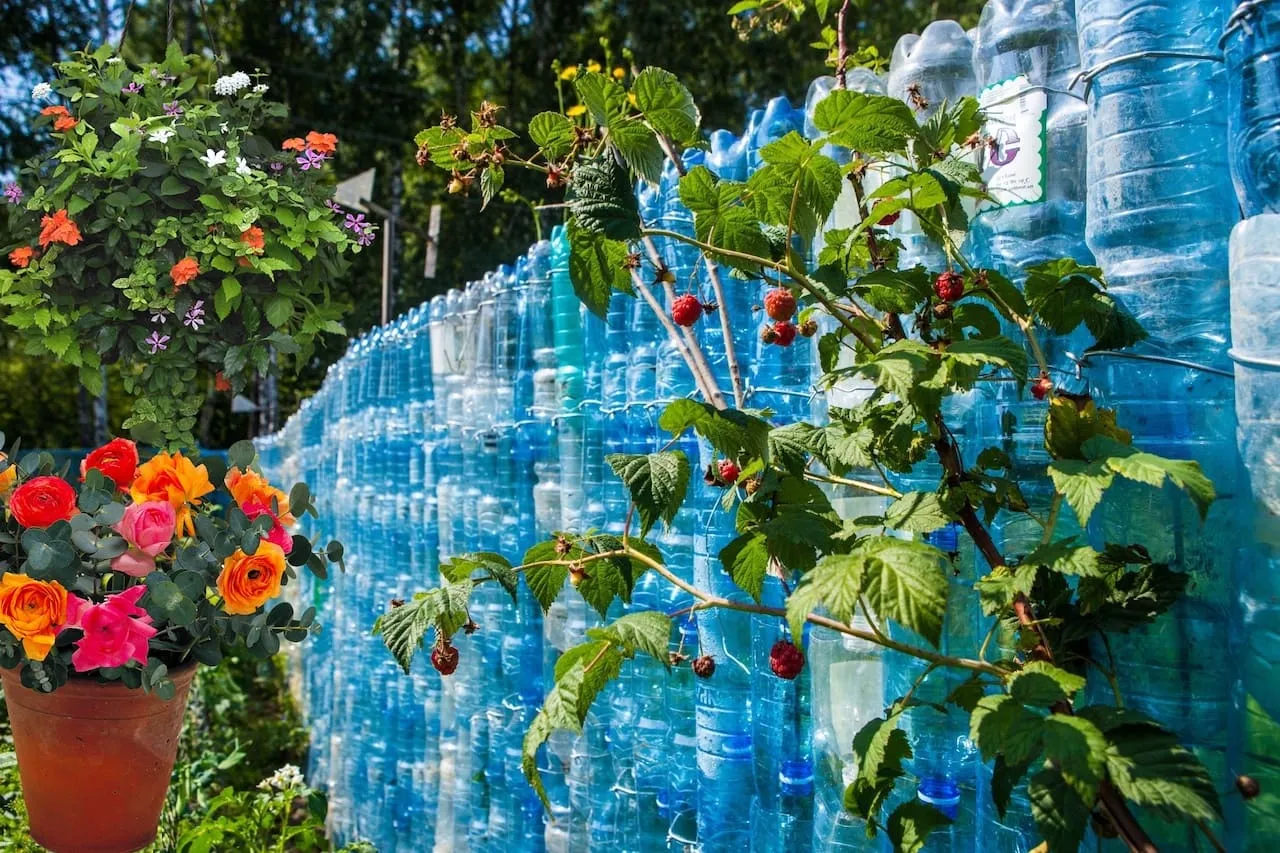 Неприступная изгородь из сотен пластиковых бутылок