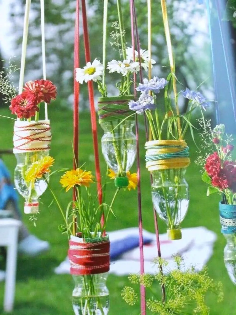 Кашпо из бутылок – самый простой способ красиво украсить ваш сад