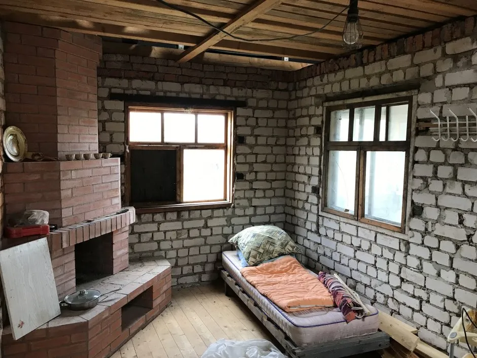Гостиная с печкой