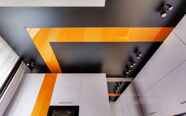 Черно-оранжевый потолок