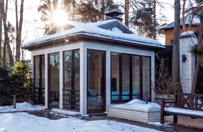 Закрытая беседка – зимнее время