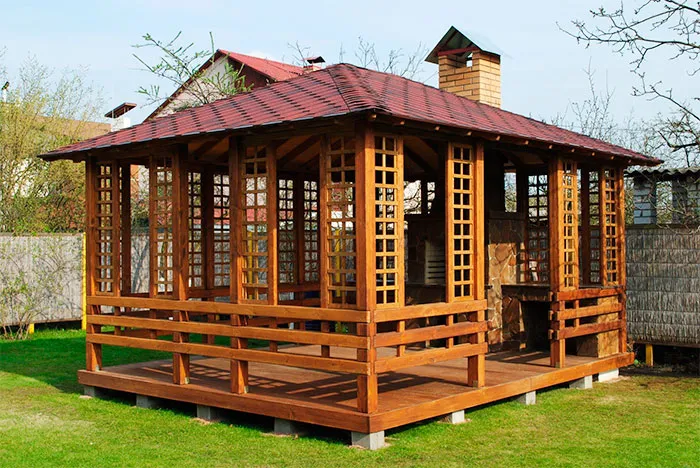 Легкий вариант беседки из бруса с барбекю на столбчатом фундаменте