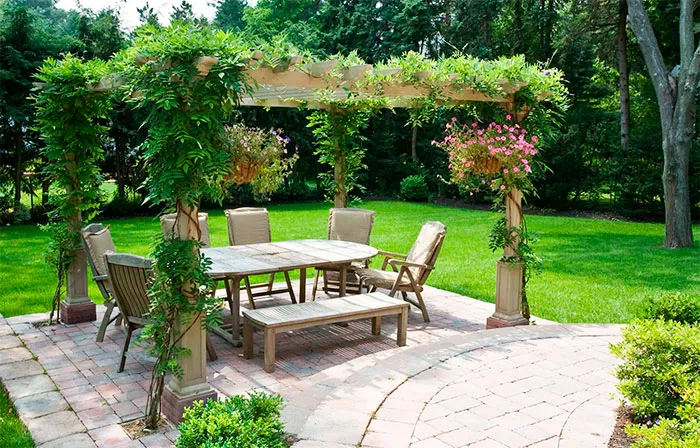 Пергола украшенная цветами