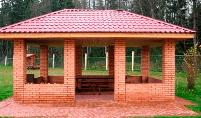 Открытая прямоугольная беседка из кирпича