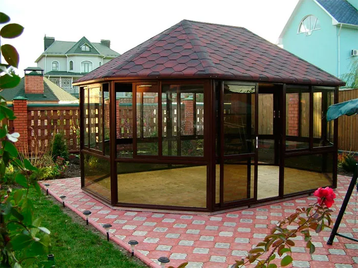Застекленная беседка из металлопрофиля