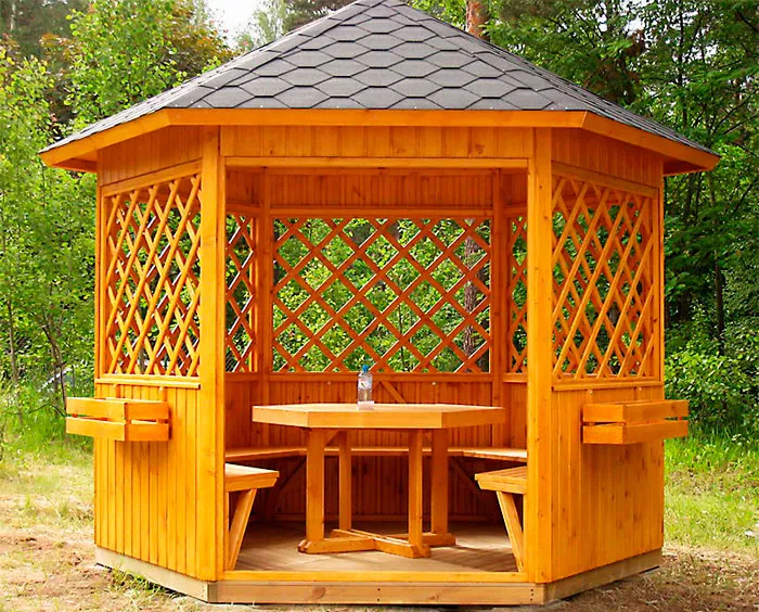 Шестиугольная беседка с решетками на окнах