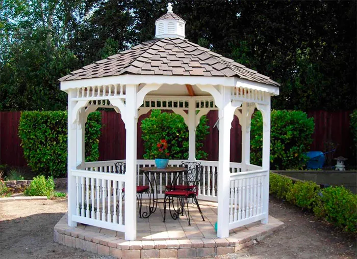 Белая восьмиугольная беседка