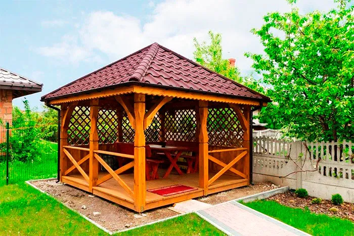 Беседка с четырехскатной крышей из бруса