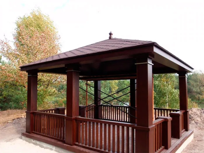 Беседка из доски покрытая лаком