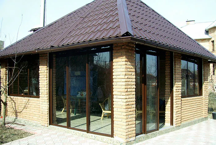 Застекленная кирпичная беседка