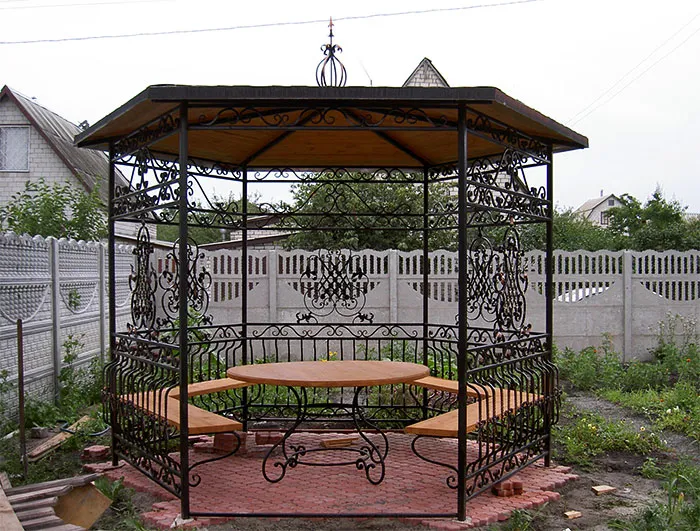 Кованая беседка шестиугольной формы