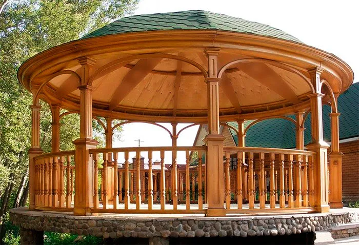 Круглая беседка из дерева
