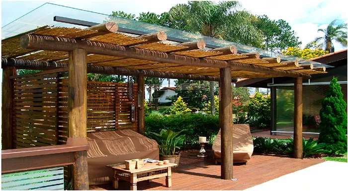 Навес из бревен покрытый поликарбонатом