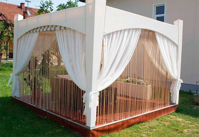 Беседка с занавесками