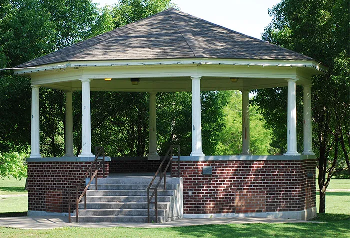 Беседка из комбинированных материалов